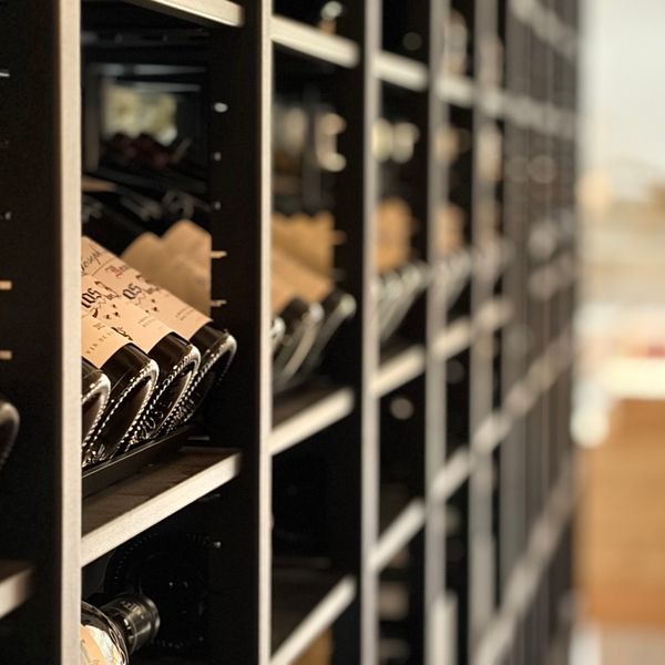 Casiers de la cave avec sélection de Beaujolais et vins de Bourgogne