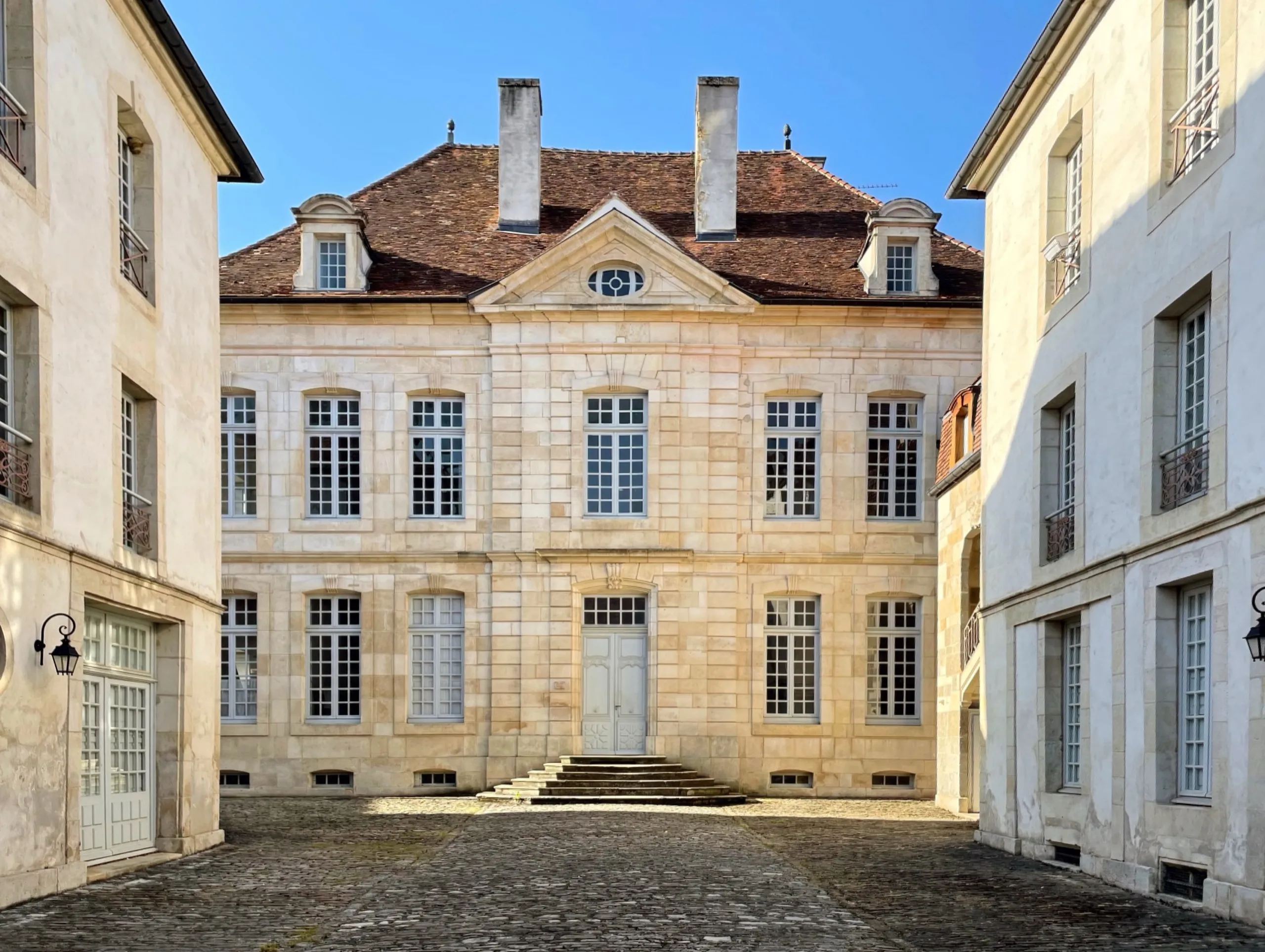 Cour d'honneur pavée et façade en pierre de taille de Maison Jazey à Semur-en-Auxois
