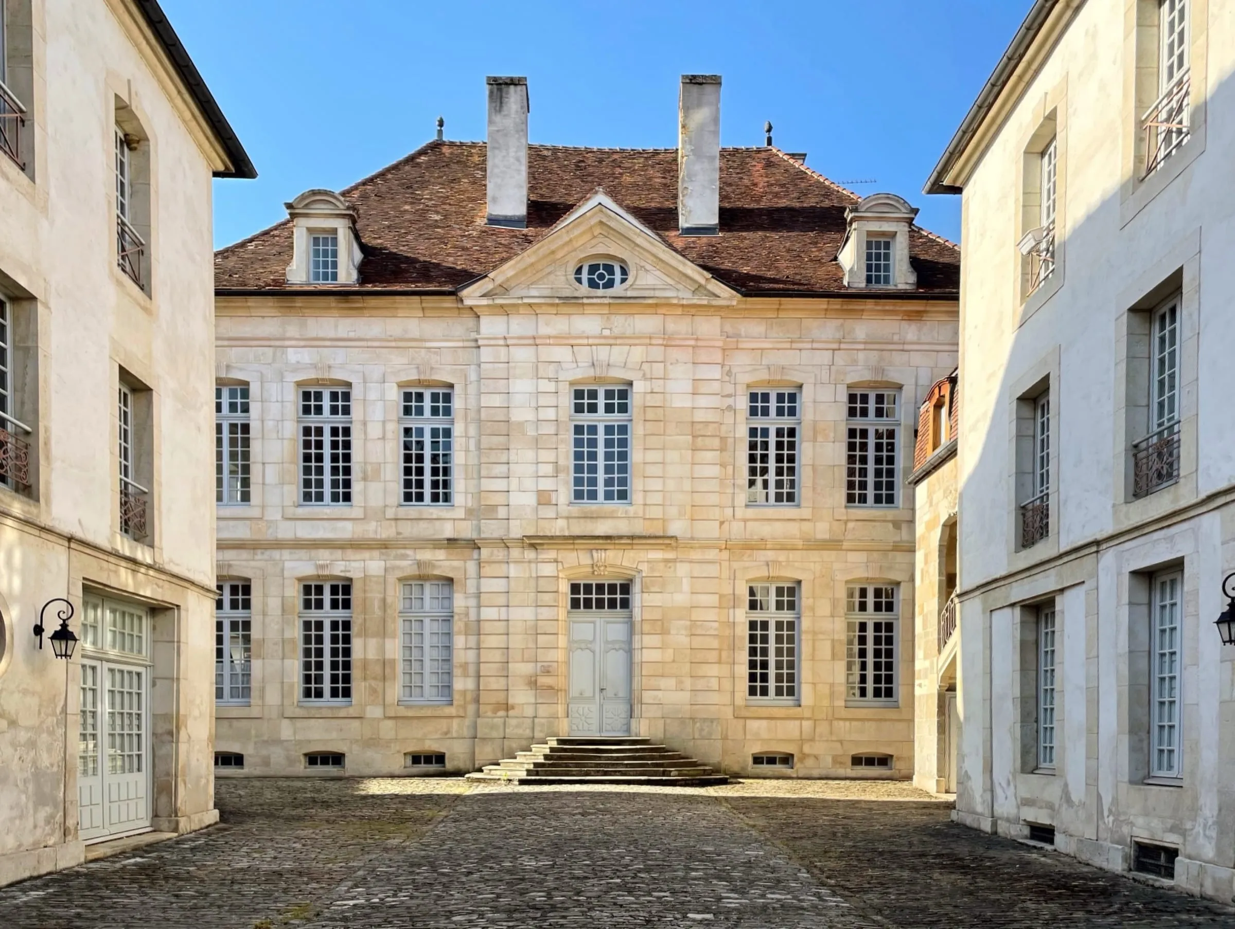 Cour d'honneur pavée et façade en pierre de taille de Maison Jazey à Semur-en-Auxois