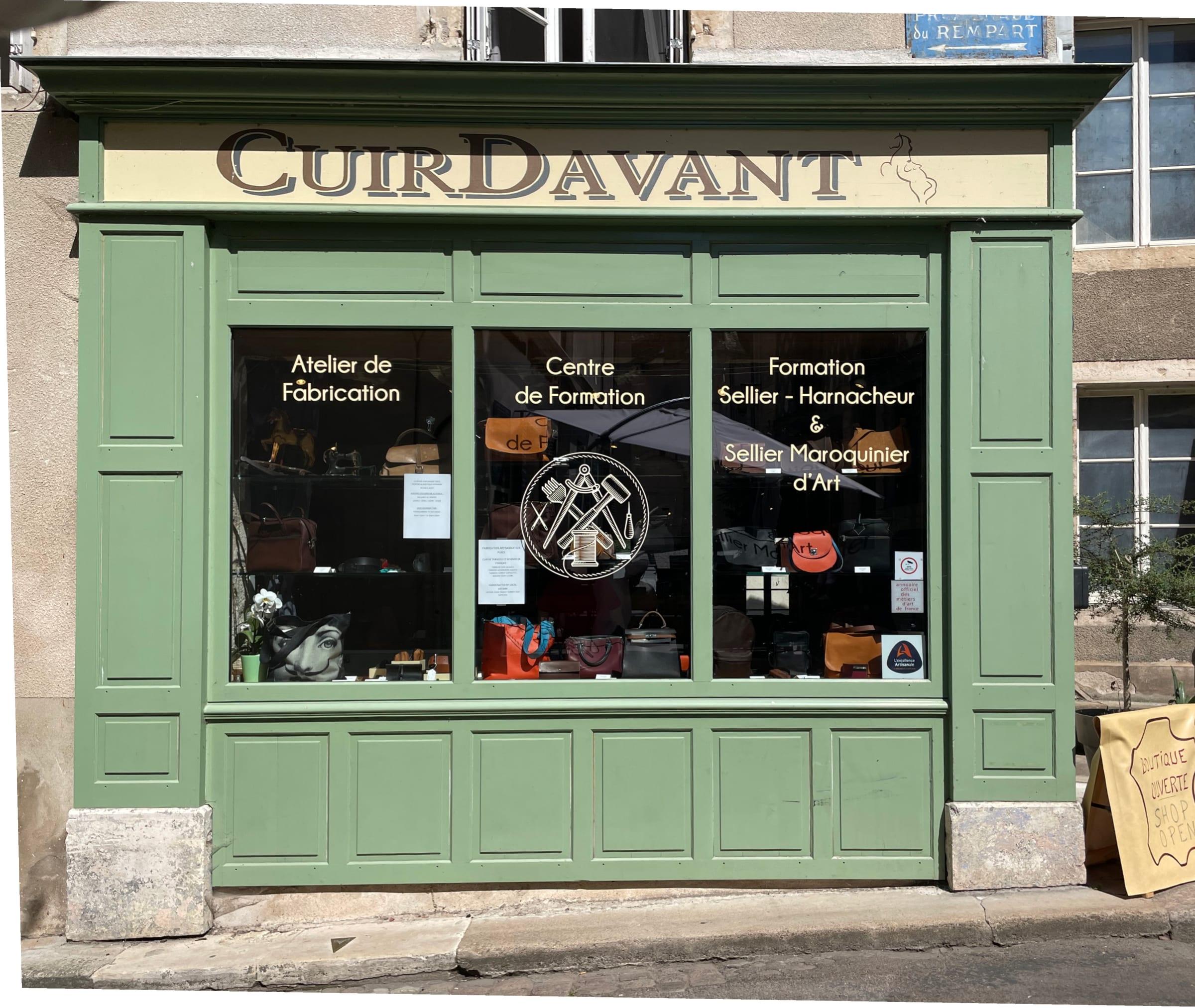 Devanture verte de l'atelier de maroquinerie et sellerie à Semur-en-Auxois — centre de formation aux métiers du cuir