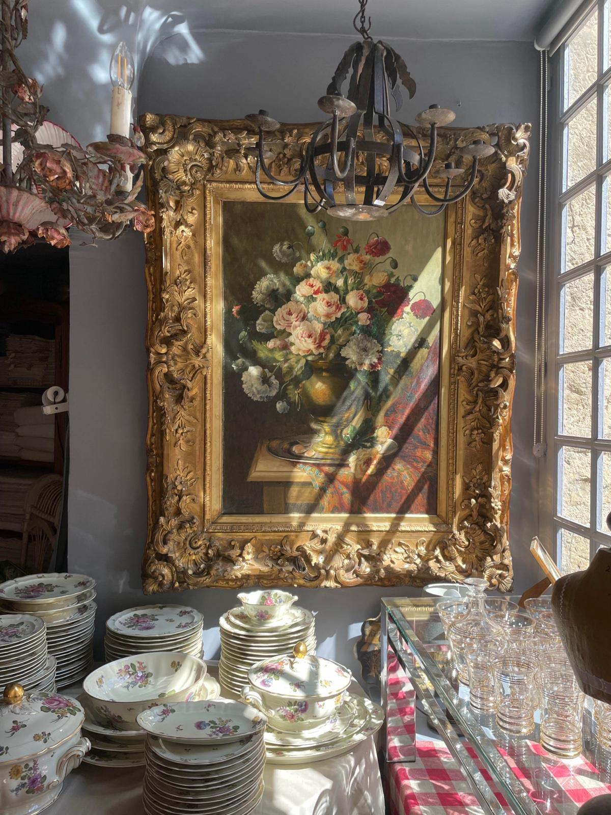 Tableau ancien dans son cadre doré, porcelaines et verres anciens chez Antiquaire porte de Semur, rue de la Liberté à Semur-en-Auxois
