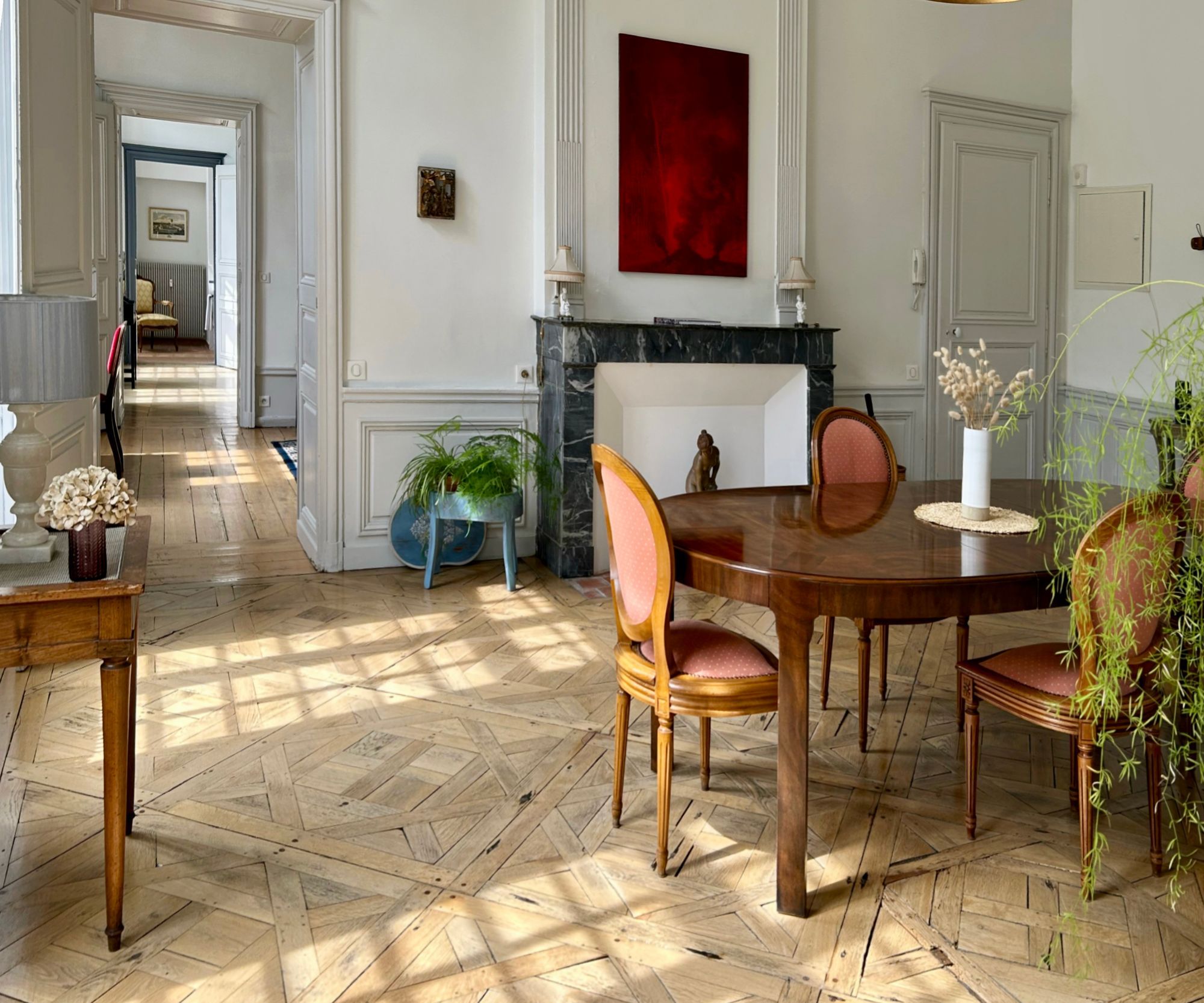 Enfilade de la Suite Côté Jardin avec cheminée, miroir doré et parquet de Versailles