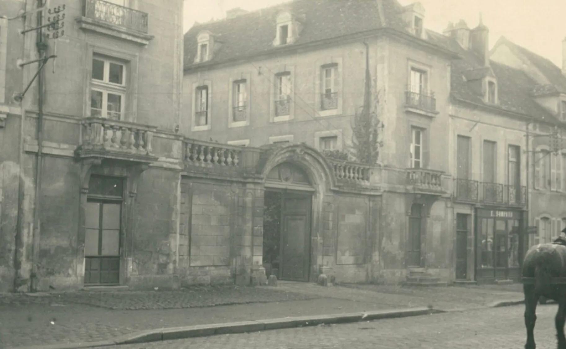 Façade ancienne de la Maison Jazey, hôtel particulier de Semur-en-Auxois