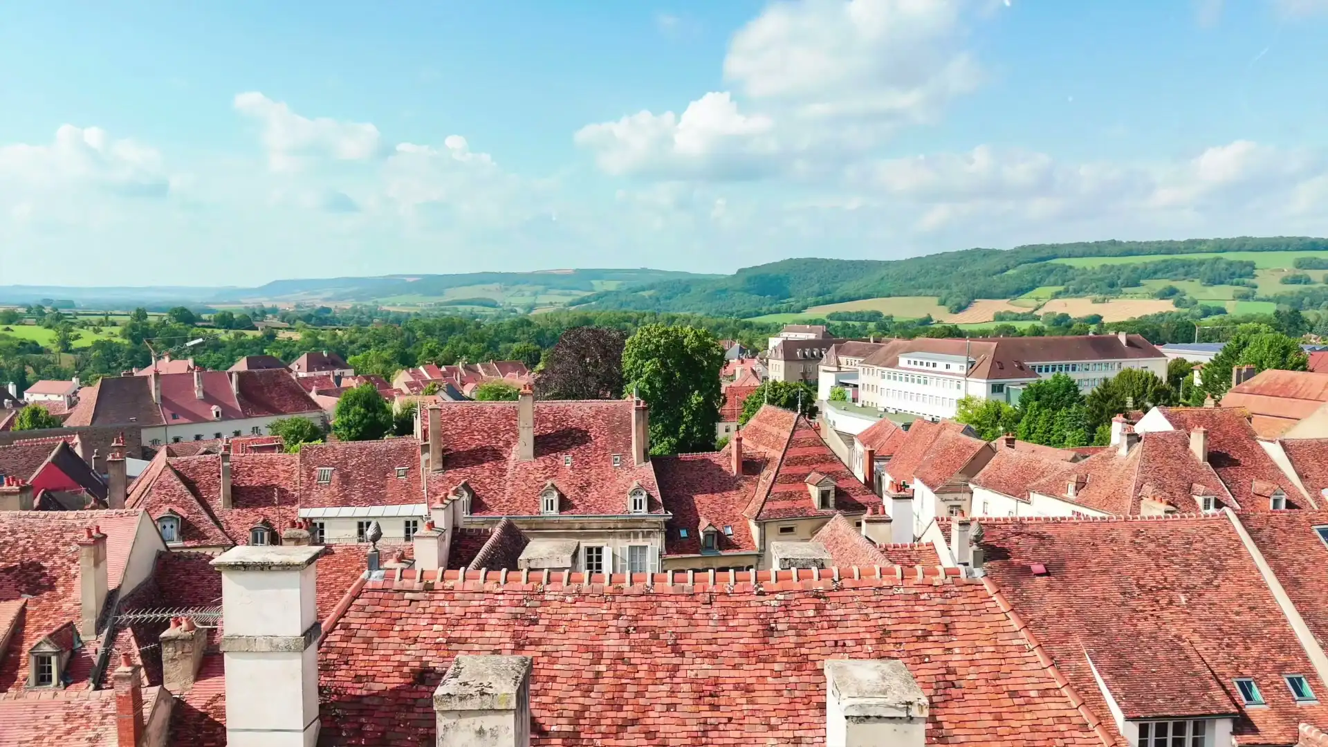 Vue aérienne de la façade en pierre de l'hôtel particulier Maison Jazey à Semur-en-Auxois