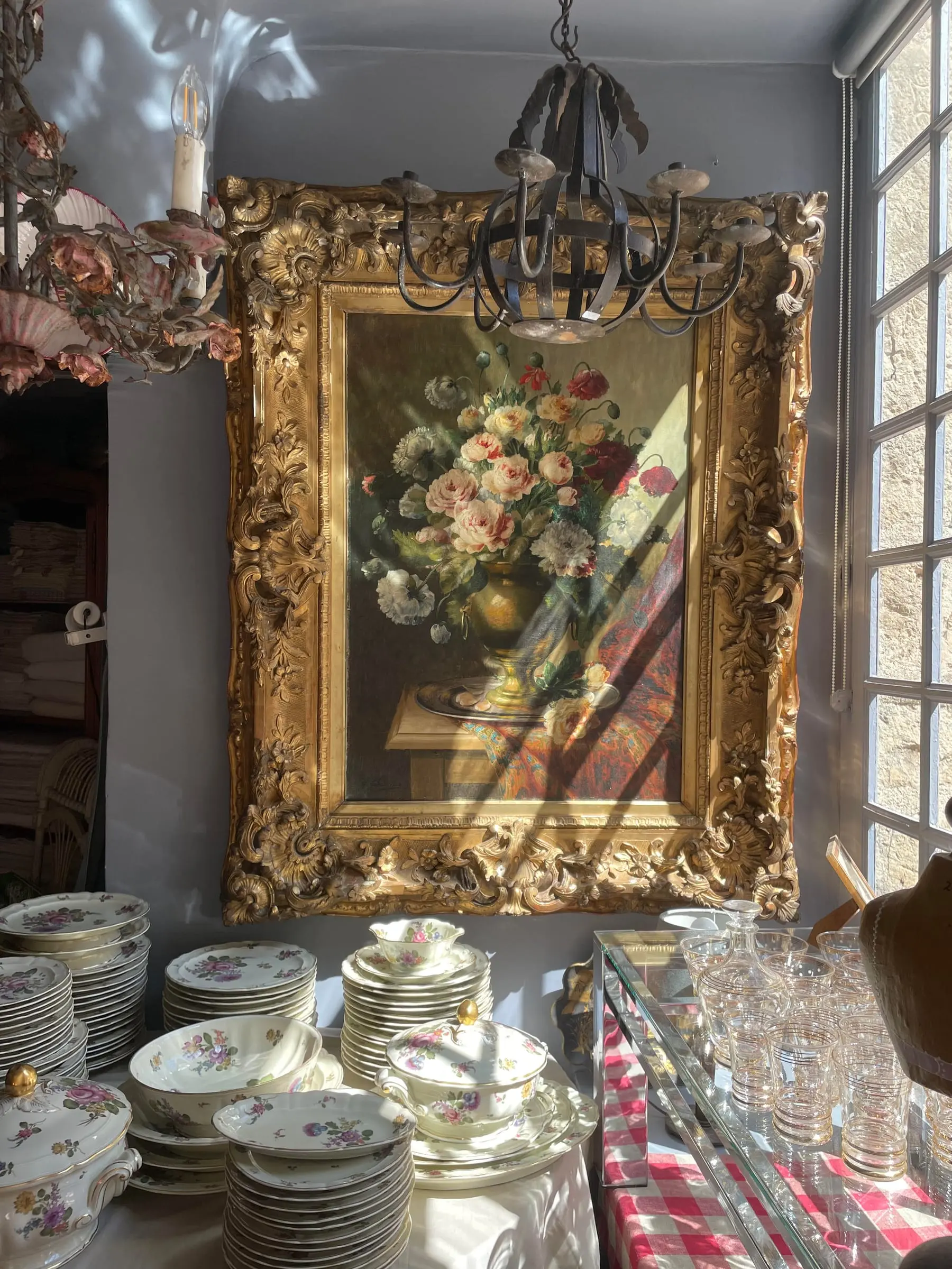 Tableau ancien dans son cadre doré, porcelaines et verres anciens chez Antiquaire porte de Semur, rue de la Liberté à Semur-en-Auxois