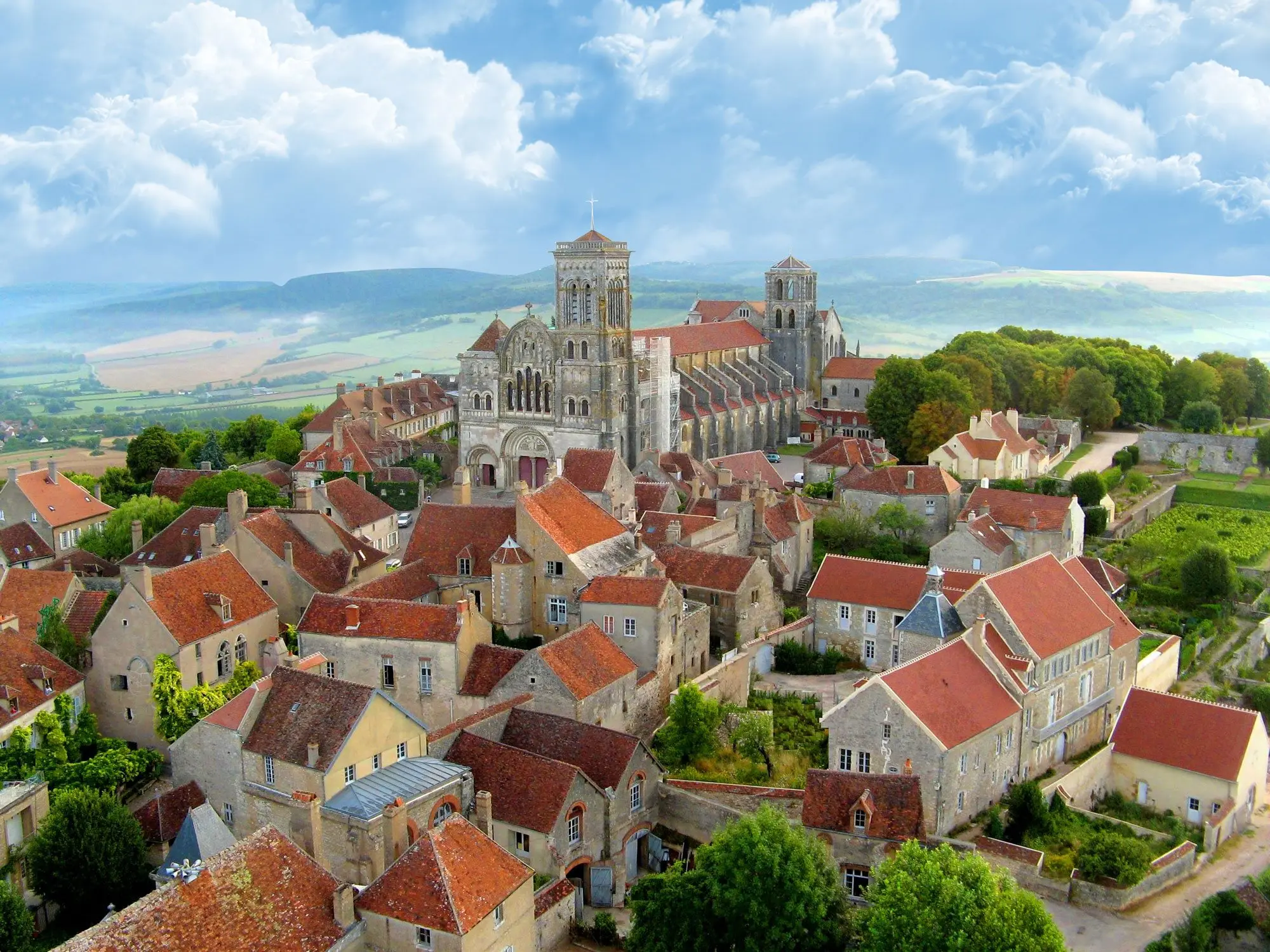 Vue aérienne depuis une montgolfière de la colline de Vézelay coiffée par la basilique Sainte-Marie-Madeleine