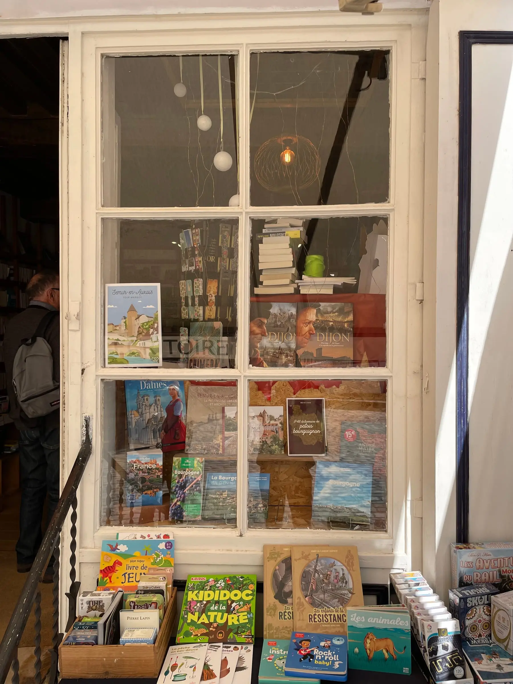 Devanture d'une boutique du centre historique de Semur-en-Auxois — vitrine de la librairie L'Écritoire, Place Notre-Dame