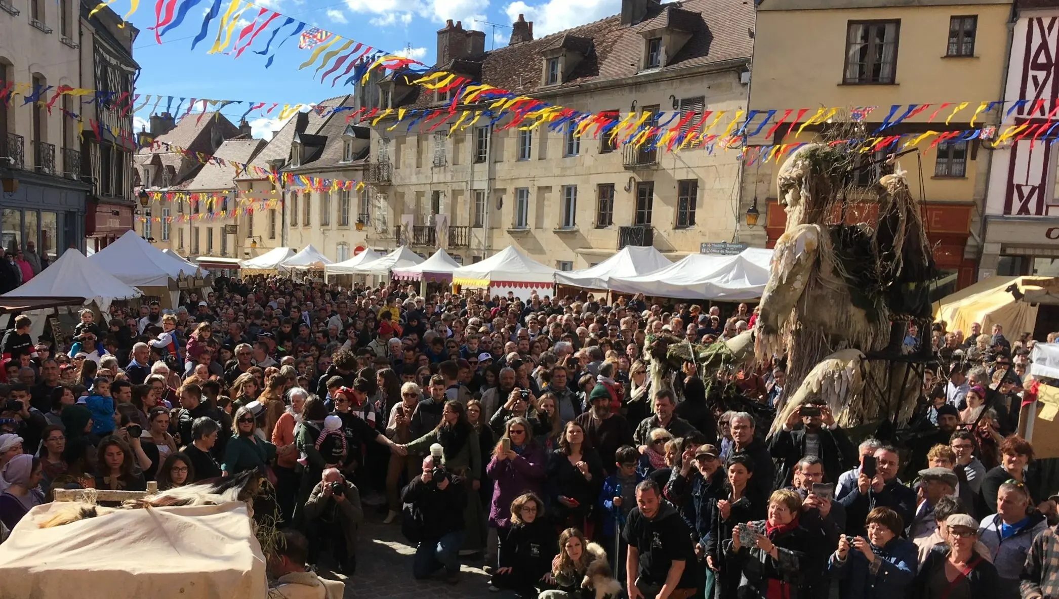 Reconstitution médiévale en costumes dans les ruelles de Semur-en-Auxois lors de la fête médiévale