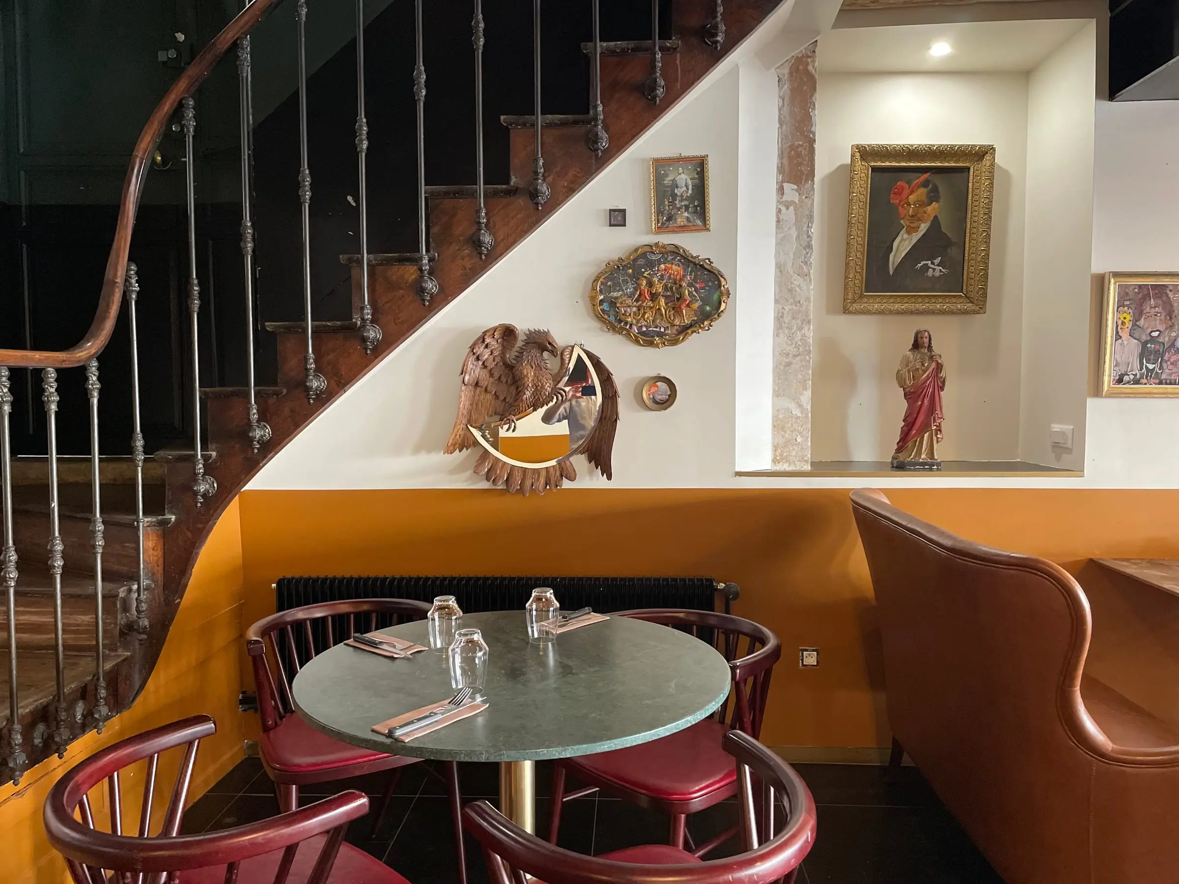 Ambiance de bistrot à Semur-en-Auxois — sélection de restaurants recommandés par Maison Jazey