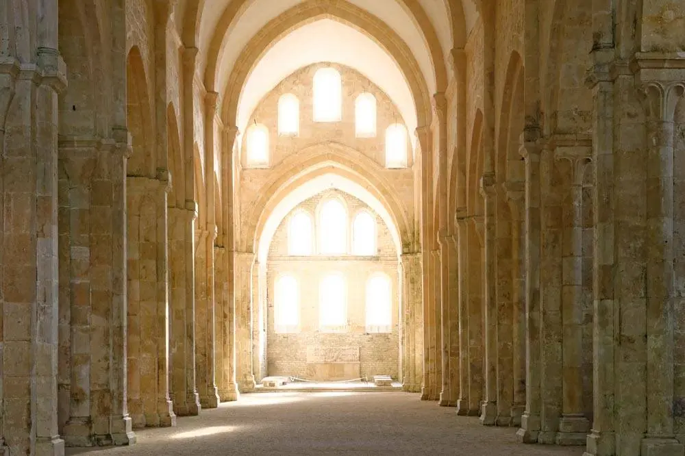 Vue extérieure de l'ensemble abbatial de l'Abbaye de Fontenay au cœur de son vallon boisé