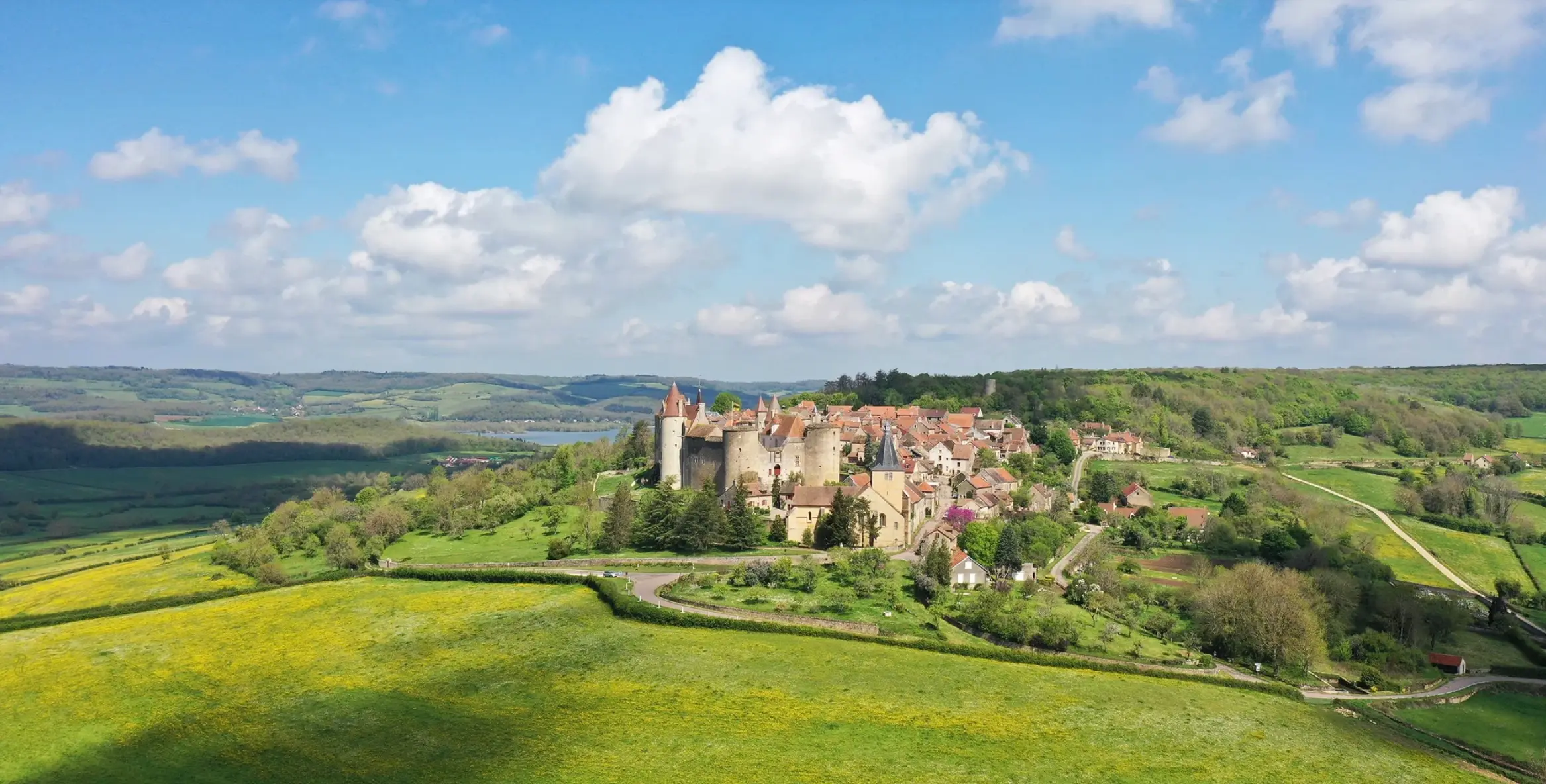Panorama du château de Châteauneuf-en-Auxois dominant la vallée de Vandenesse et le canal de Bourgogne