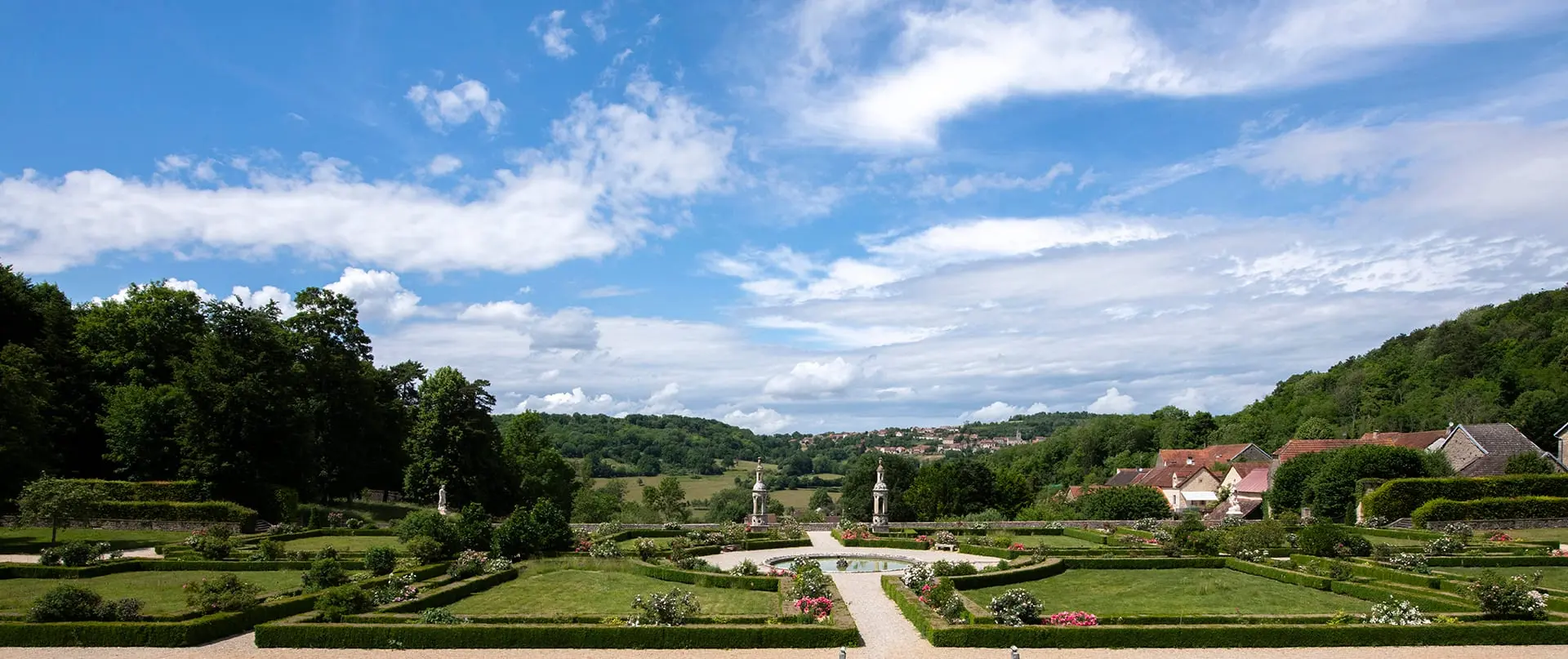 Vue panoramique des jardins à la française du Château de Bussy-Rabutin