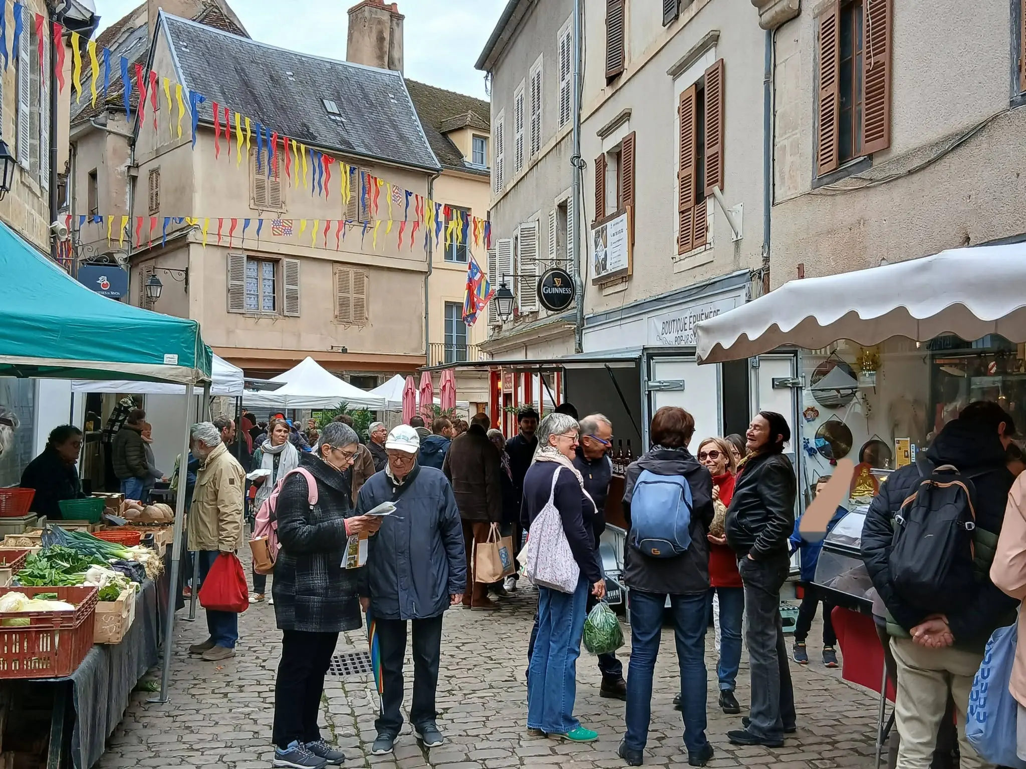 Étals et visiteurs du marché dominical au cœur de Semur-en-Auxois