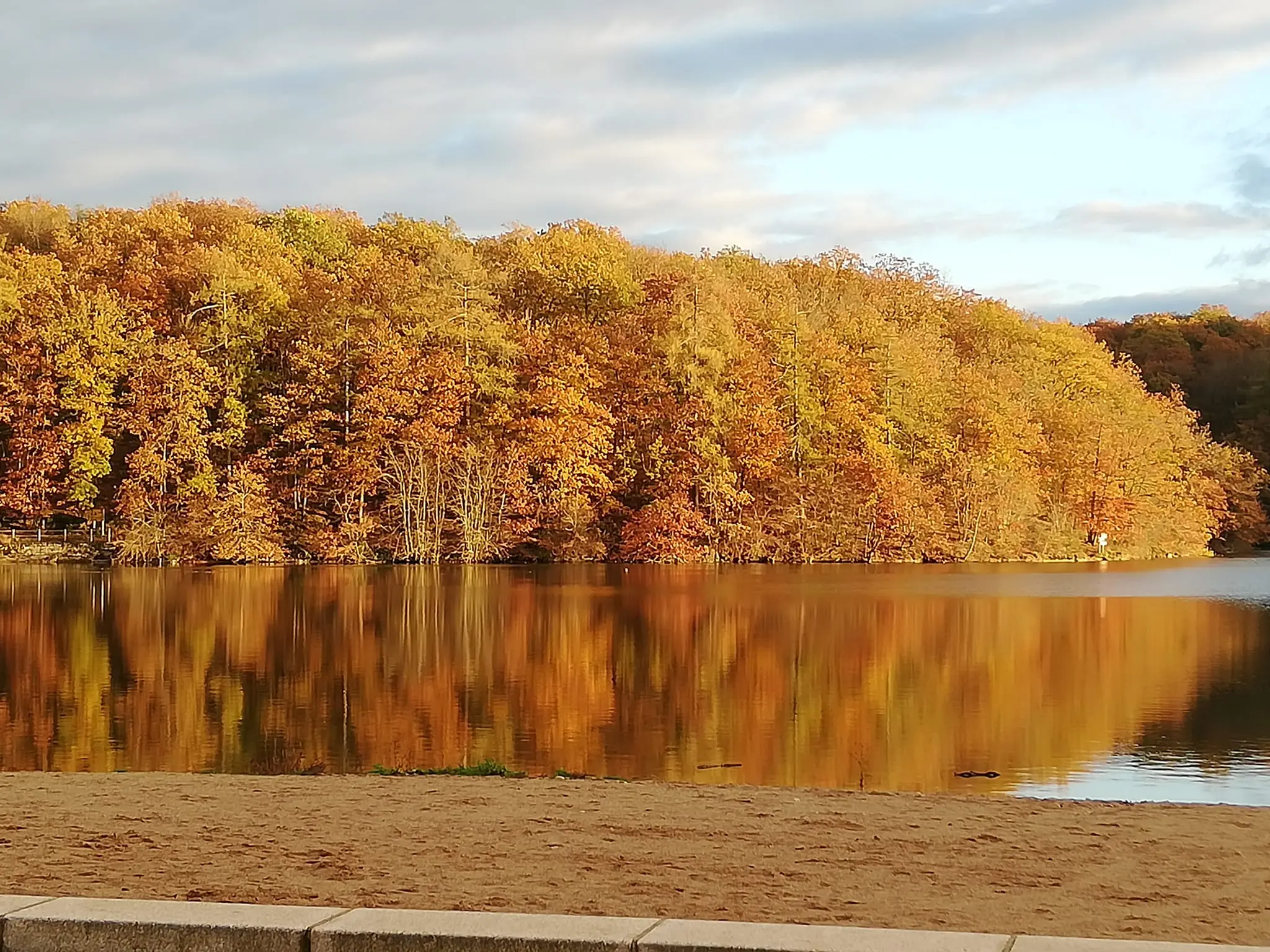 Vue du Lac de Pont, retenue d'eau bordée de collines boisées de l'Auxois