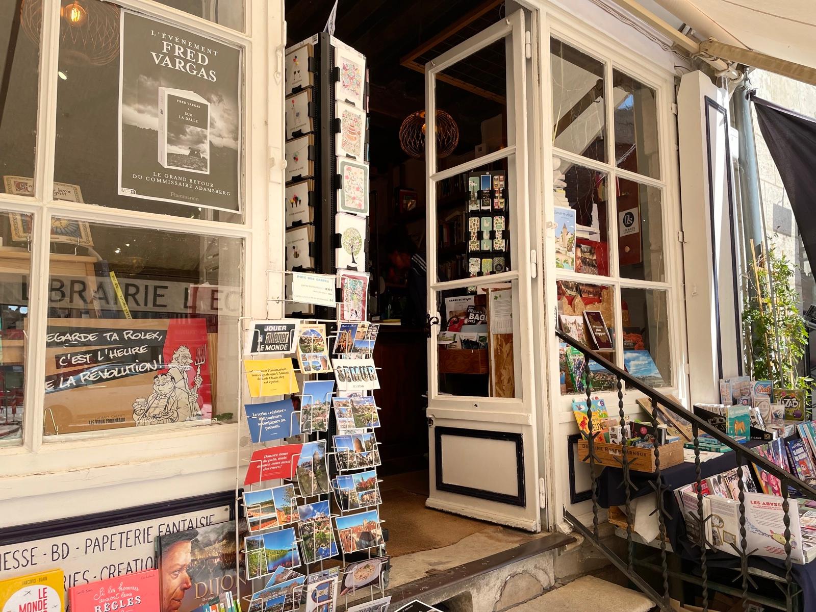 Entrée de la librairie L'Écritoire Place Notre-Dame à Semur-en-Auxois, librairie généraliste indépendante