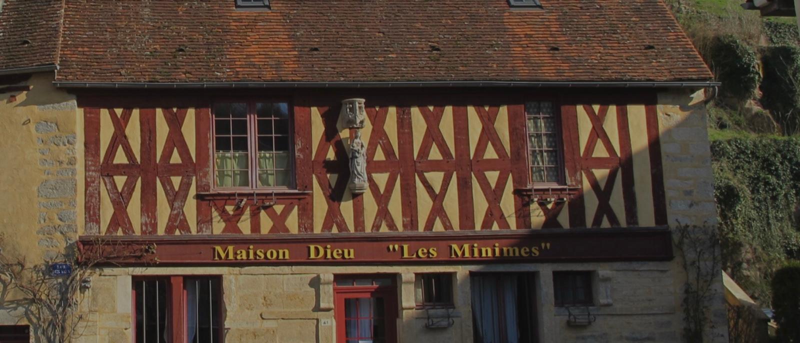Restaurant Les Minimes, ancienne Maison-Dieu à colombages au cœur médiéval de Semur-en-Auxois