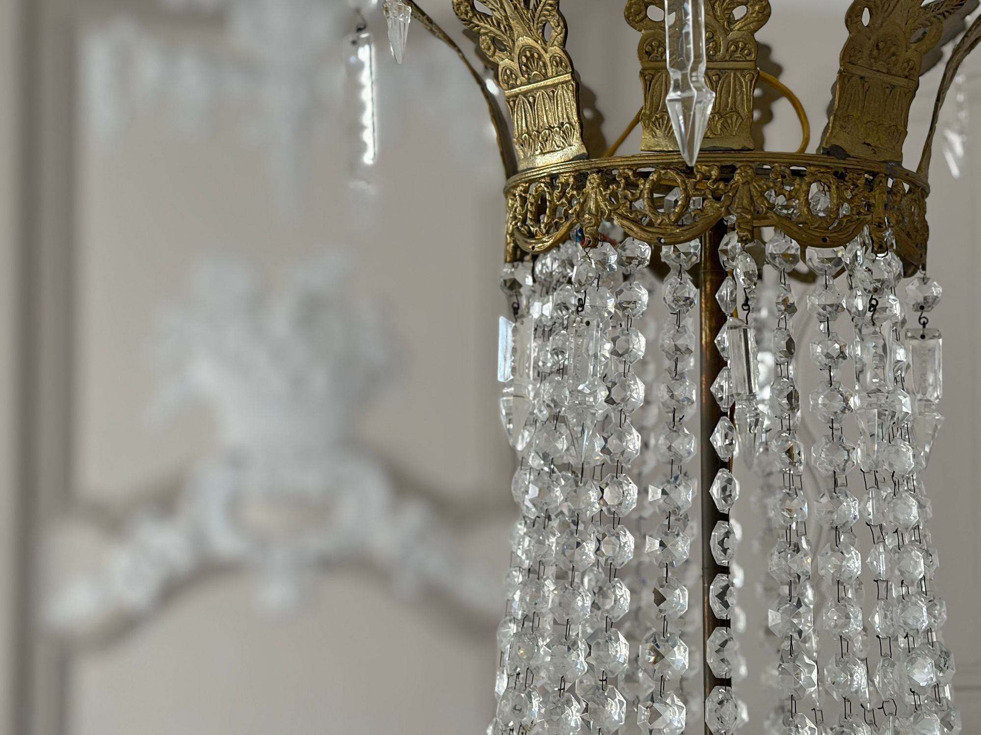 Lustre à pampilles de cristal et moulures d'époque du Studio Côté Cour