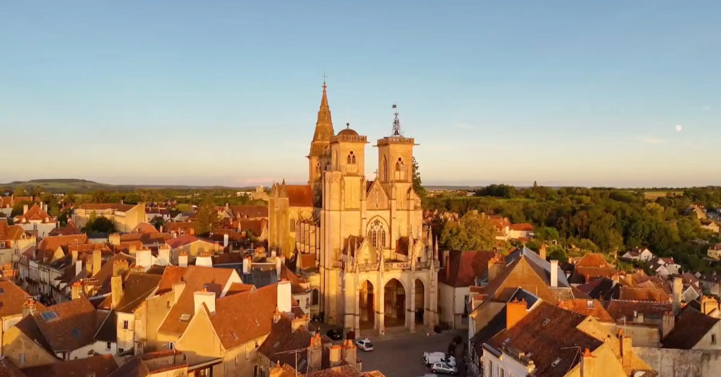 Vue aérienne de Semur-en-Auxois au coucher du soleil avec la collégiale Notre-Dame