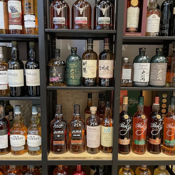 Rayons de whiskies et spiritueux à L'Oenothèque — Dalmore, Taketsuru, Paul John, Jura