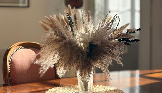 Bouquet de pampas séchées sur table en marqueterie dans une salle à manger