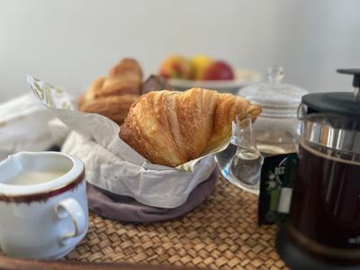 Petit-déjeuner raffiné servi en appartement à Maison Jazey