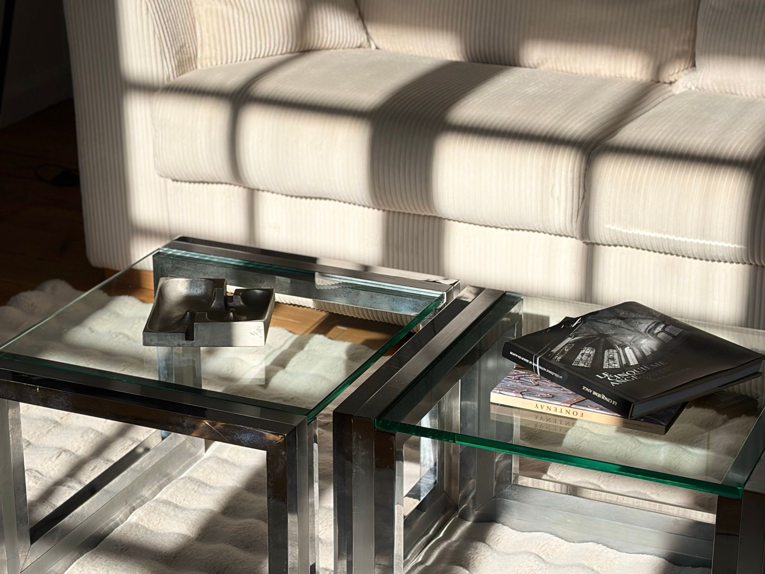 Petit salon élégant de la Suite Côté Jardin avec mobilier choisi et lumière douce
