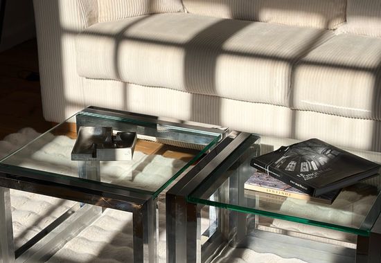 Petit salon avec cheminée en marbre et lustre en cristal