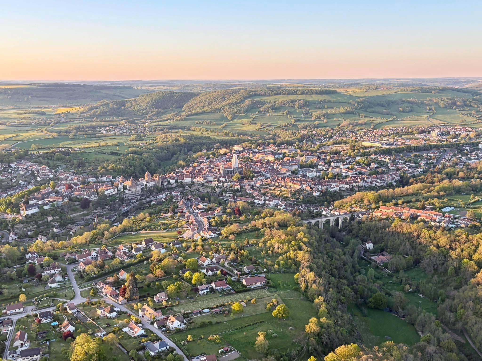 Vue aérienne de la cité médiévale de Semur-en-Auxois et de son viaduc au coucher du soleil, dans la campagne de l'Auxois en Bourgogne