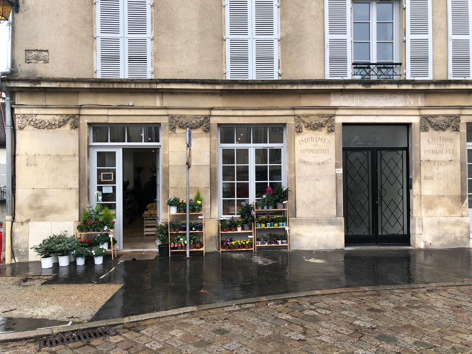 Boutique Tout près d'ici, épicerie bio Place de l'Ancienne Comédie à Semur-en-Auxois