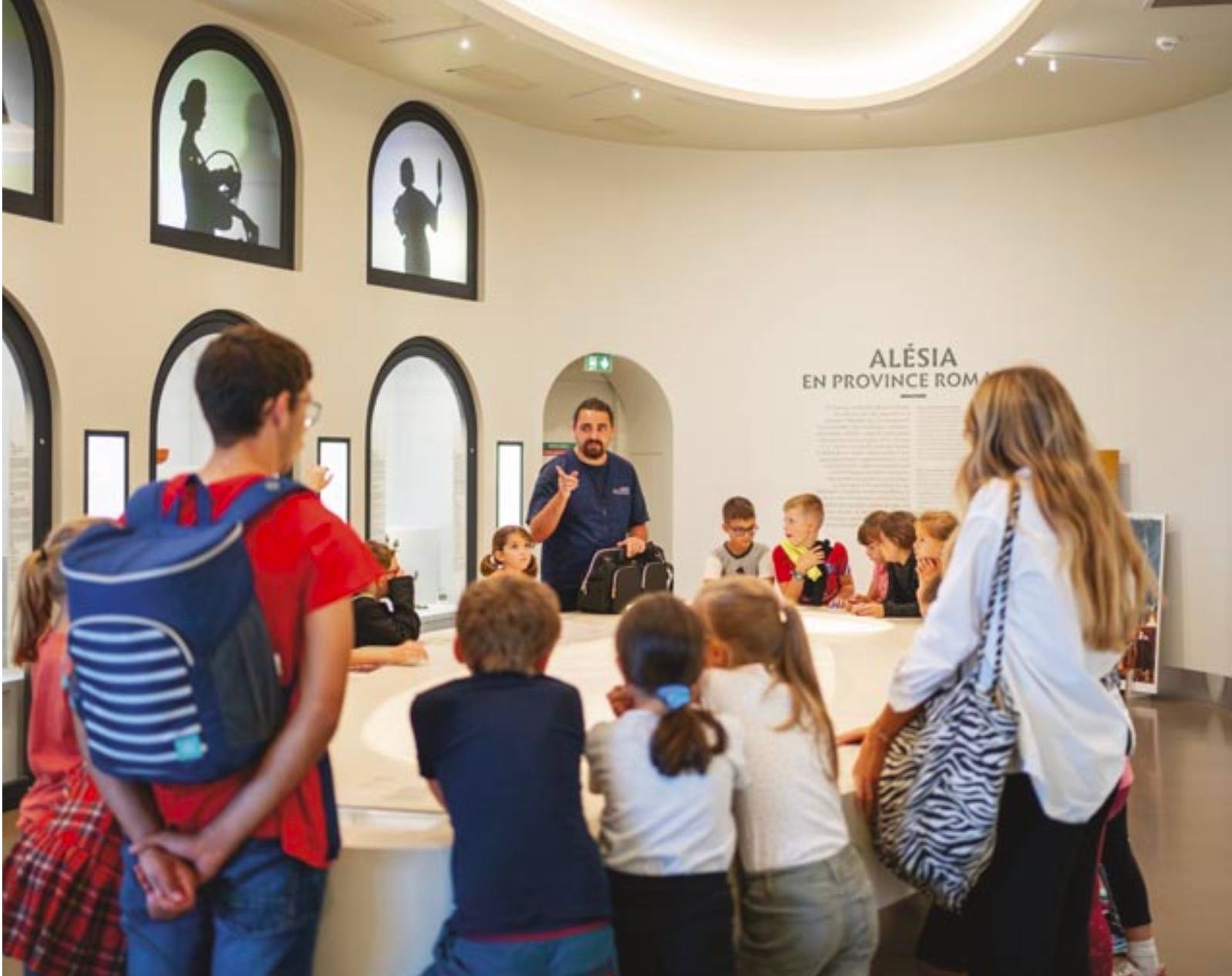 Visite guidée au MuséoParc Alésia, devant le parcours « Alésia en province romaine »